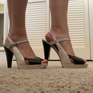 Unique color scheme heels🖤